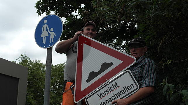 Warnschilder weisen auf die künstlichen Bremsen auf dem Parkplatz am Hinteren Hafen hin: Florian Vogt (links) und Albert Herrmann vom ...