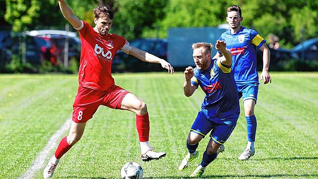 Simon Federle (links) im Trikot des SV Geisingen, hier in der Partie gegen die SpVgg F.A.L., erwartet im Heimspiel gegen den FC ...