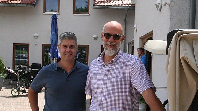 Simon Eckert (links) und Ulf Gräfe vom Golfclub Rickenbach vor dem Clubhaus.