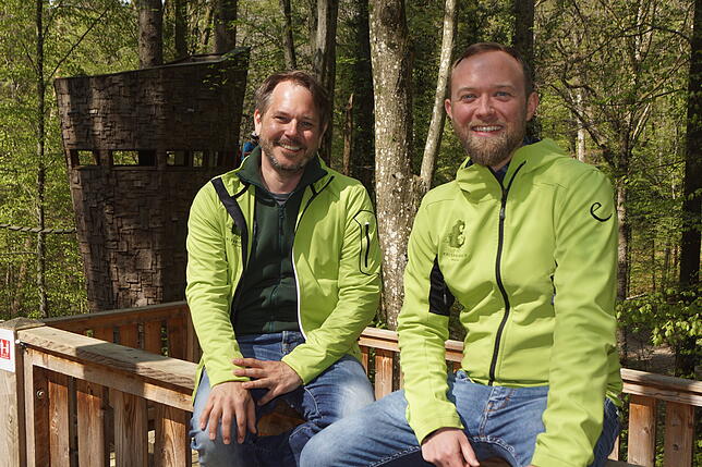 Geschäftsführer Alexander Heger und Betriebsleiter Devon Spies freuen sich darüber, dass es mit dem Mainau Erlebniswald wieder vorangeht.