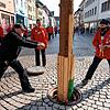 Klaus Neininger (links) von der Katzenmusik und Stefan Richt von den Ziegelbuben bringen den 22 Meter hohen Narrenbaum fachmännisch Zu Fall.
