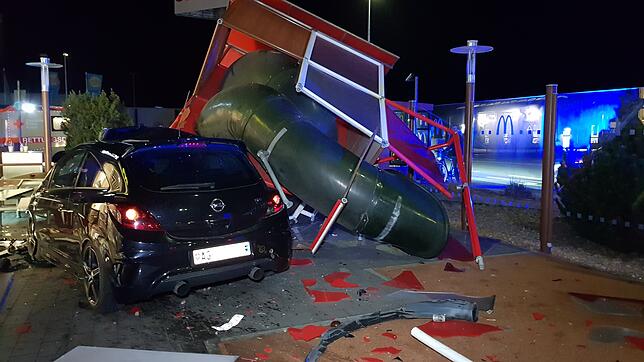 Endstation Kinderrutsche: Mit einem Promille Alkohol im Blut und überhöhter Geschwindigkeit rast ein 27-Jähriger mit seinem Auto in die ...