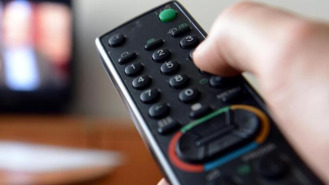 Fernbedienung adé: Ein Smartphone kann die Steuerung eines Fernsehers heutzutage ersetzen.