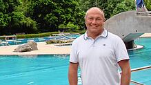 Jörg Zimmermann, Abteilungsleiter für Sport, Bäder und Verwaltung bei der Stadt Singen, im Aachbad. Er zieht nun Bilanz.