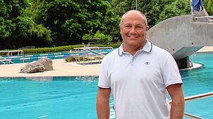 Jörg Zimmermann, Abteilungsleiter für Sport, Bäder und Verwaltung bei der Stadt Singen, im Aachbad. Er zieht nun Bilanz.