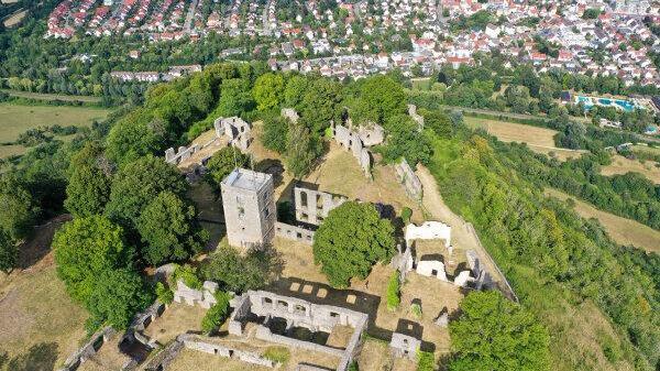 Was ein atemberaubender Blick auf die Festungsruine auf dem Hohentwiel. Auch sie zählt zu den vier ältesten Burgen am Bodensee.