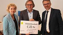 Geldsegen für die Kläranlage: Regierungspräsident Carsten Gabbert (Mitte) überreichte Petra Dorfmeister und Martin Gruner den ...