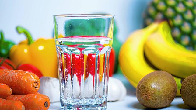 Frisches Obst und Gemüse und ausreichend trinken: Eine gesunde Ernährung stärkt das Immunsystem.