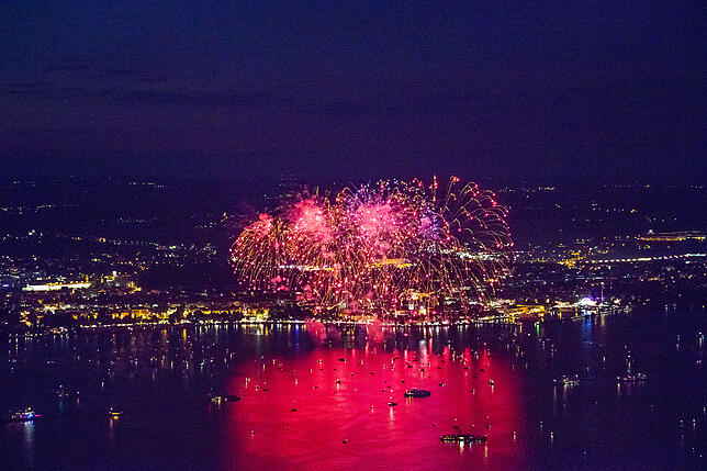 Das Seehasenfest-Feuerwerk 2016, fotografiert vom Zeppelin aus.