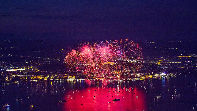Das Seehasenfest-Feuerwerk 2016, fotografiert vom Zeppelin aus.