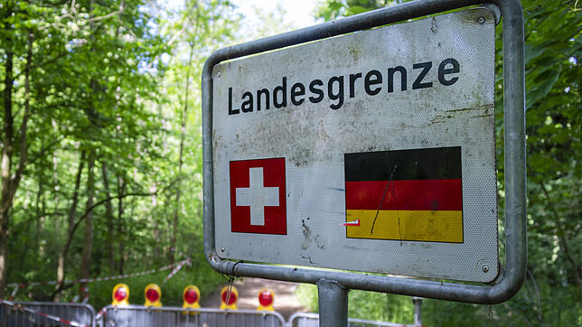Eine Absperrung steht an der Landesgrenze zwischen der Schweiz und Deutschland.