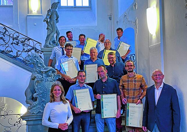 Die Gewinner des Müller-Thurgau-Preises im Jahrgang 2021 flankiert von der Badischen Weinkönigin Jessica Himmelsbacher (links) und ...