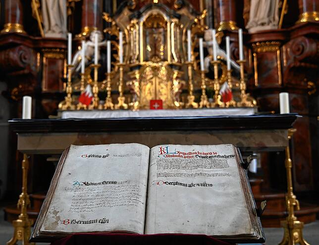 Dieses während der Festmesse am Schwyzertag-Sonntag vor dem Altar präsentierte älteste Jahrzeitbuch erinnert an das Gelöbnis der Stadt ...