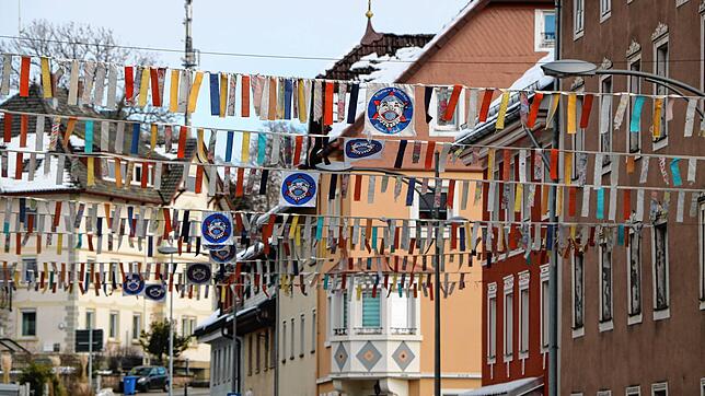 Närrisches Kleid: Das sieht doch schon ganz närrisch aus in Bonndorf &ndash; und macht Stimmung auf Narretei.