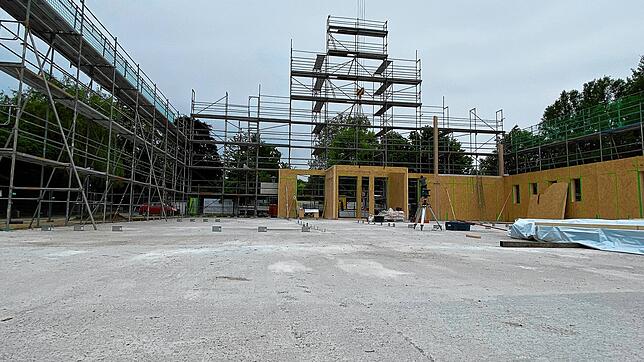Die ersten Holzelemente stehen und auch das Gerüst ist in den Himmel gewachsen. So ist der Stand beim Wiederaufbau der Scheffelhalle in ...