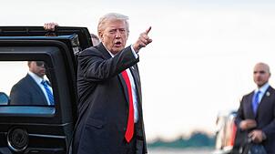 Typische Geste: Donald Trump vor dem Einsteigen in die Air Force One am Palm Beach International Airport nach einem Wochenende auf ...