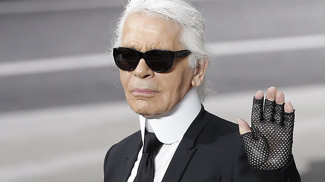 Karl Lagerfeld hebt die Hand, als er den Applaus nach einer Vorstellung einer seiner Kollektionen für Chanel entgegennimmt. Mit 85 ...