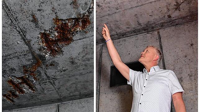 Stadtbaumeister Alexander Tröndle zeigt auf die am schlimmsten betroffene Schadstelle an der Decke in der Rathaustiefgarage. Der ...