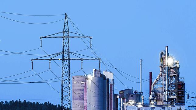 Zur kritischen Infrastruktur gehört unter anderem die Energieversorgung. Unser Bild zeigt Strommasten vor einem Zementwerk in Rottweil.