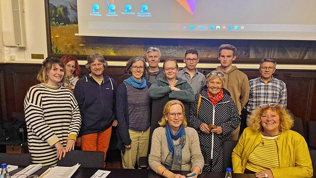 Die Teilnehmer der Sitzung (von links, stehend): Cristina Knauss (Abteilung Kinder und Jugend), Elena Scharmacher (Gesamtelternbeirat ...