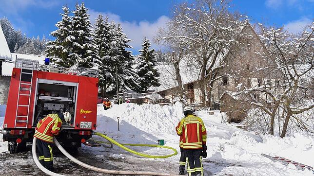 100 Einsatzkräfte bekämpften einen Brand auf einem altem Schwarzwaldhof.