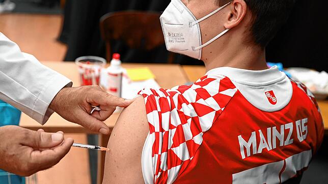Ein junger Fußballfan lässt sich mit dem Vakzin von Biontech/Pfizer impfen. Bilder wie dieses vergangene Woche in der Mainzer Mewa-Arena ...