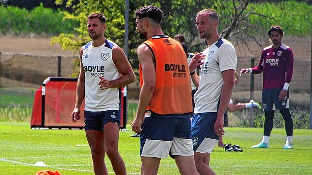 Nationalspieler Niclas Füllkrug (links) war mit West Ham United zu Gast im Öschberghof.