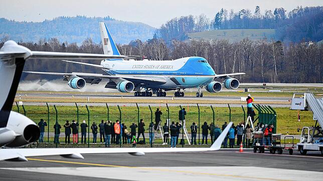 Die Air Force One, hier in Zürich-Kloten mit US-Präsident Donald Trump auf dem Weg zum Weltwirtschaftsforum in Davos, wird diesen Winter ...
