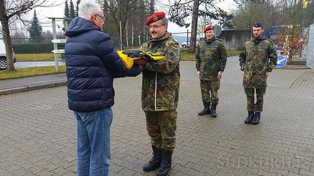 Oberstleutnant Stefan Trossen (rechts) übergibt die eingeholte Fahne an den Leiter des Bundeswehrdienstleistungszentrums Hartmut Keßler ...