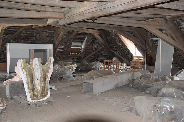 Ein Blick ins erste der beiden Dachgeschosse der Torkel. In den Balken ist der Holzwurm und die Ziegel müssen restauriert werden. Bild: ...