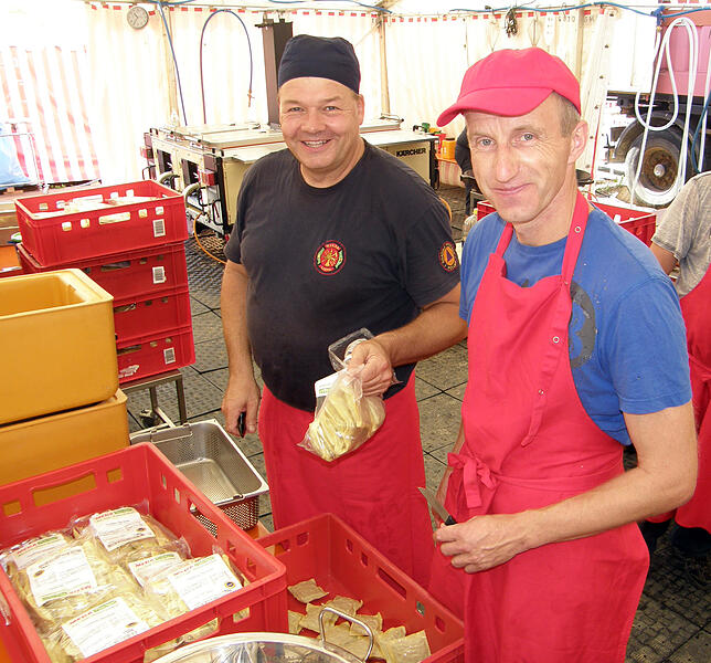 An einem Mittag gab es Maultaschen. Frank Fischer (links) und Steffen Schuster packten hierfür 1500 Stück im Warmbereich des Küchenzelts ...