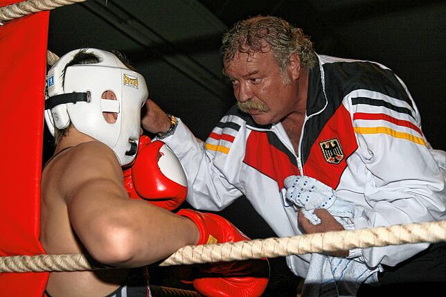 Gerhard Grether kümmert sich um seine Boxschüler.