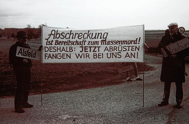 1981: Die Demo auf dem Marktplatz und der Marsch zum Munitionsdepot verliefen absolut friedlich. Die Teilnehmer kamen aus ganz Deutschland.