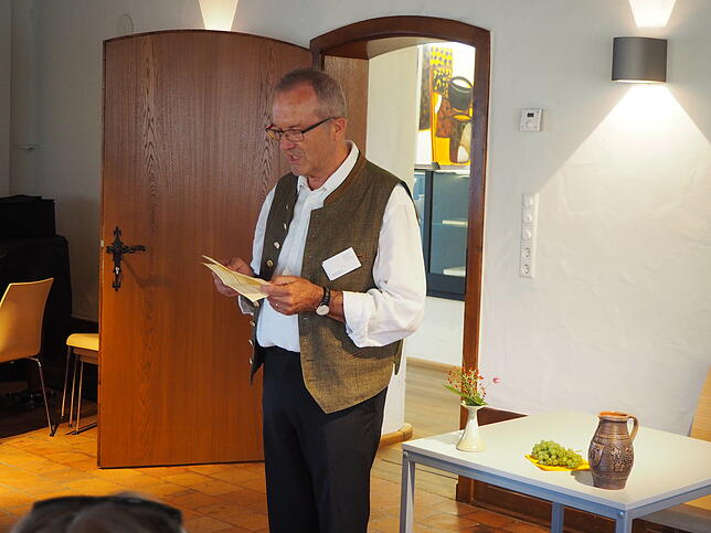 Dietrich Veigel, Vorsitzender des Kulturkreises, begrüßte die Gäste bei der Vernissage im alten Schulhaus.