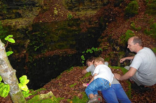 Die rätselhaften Grotten und Felsspalten auf der Südwest-Seite des Stühlinger Schlossbergs heißen &bdquo;Judenlöcher&ldquo; und könnten ...