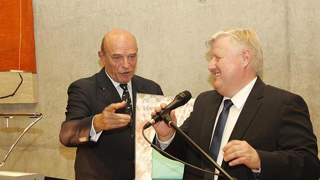 Landrat a.D. Dirk Gaerte (links) war Gastredner beim Neujahrsempfang der Gemeinde Neuhausen ob Eck. Bürgermeister Hans-Jürgen Osswald ...