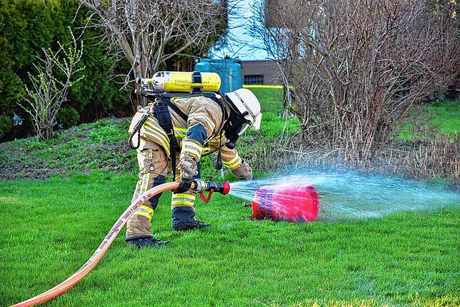 Bild 1: Elektrogrill geht in Flammen auf &ndash; Feuerwehr muss Gasflasche herunterkühlen