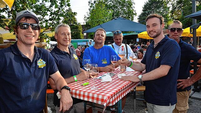 Bild : Beim Bermatinger Weinfest wird auch am Samstag gefeiert! Wir haben die besten Bilder – Teil 1