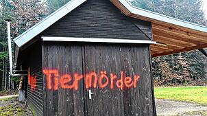 Im Februar dieses Jahres wurde die ehemalige Saatschulhütte mit Parolen beschmiert. Jagdpächter Roland Heller freut sich, dass diese nun ...