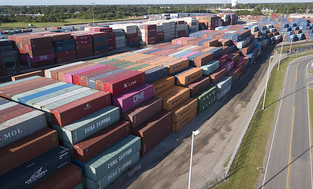 USA, Portsmouth: Container der China Shipping Group und anderen Unternehmen stehen am Hafen Virginia International Terminal. ...