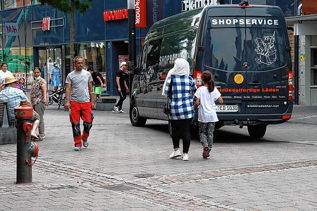 Alltag in der Fußgängerzone: Auch um 14.30 Uhr fahren Transporter einfach rein, obwohl das nur bis 11 Uhr erlaubt ist.