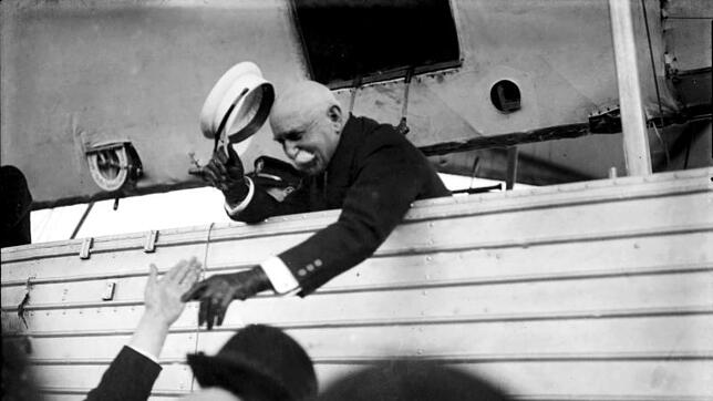 Ein Hoch auf Graf Zeppelin, der seine Mütze lüftet. Hier steht er in der Gondel von LZ 13 "Hansa". Das Luftschiff verkehrte seit Juli ...