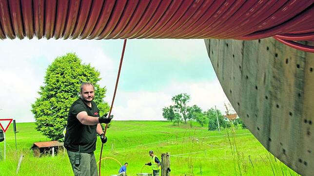 Im Auftrag der Stadtwerktochter TeleData verlegt Gerhard Amann mit seiner Tettnanger Firma Abao Energy GmbH auf der Gemarkung ...