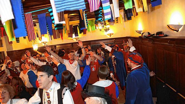 Bild : Bunt und laut! Hunderte Narren aus nah und fern feiern in Konstanz eine Fasnachts-Party