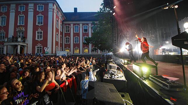 Silbermond sorgten am Samstag für einen ausverkauften Schlossplatz.
