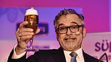 Auf ein erfolgreiches 2024: Brauerei-Chef Georg Schwende erhebt beim Neujahrsempfang das Glas.