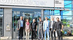 Familie Fritz und das Team der Firma Unterberger (von links): Karl und Maria Fritz, Serdar Kedikli, Lukas Graf, Dominik Schaur, Daniel ...