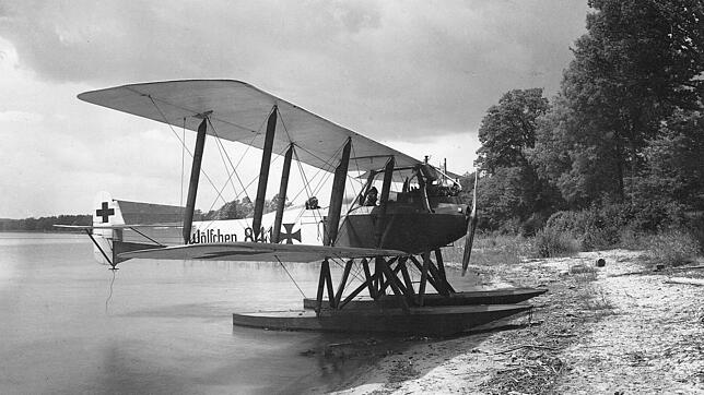 Unser Bild aus dem Jahr 1918 zeigt eine FF-33&nbsp;J, die für Filmaufnahmen als &bdquo;Wölfchen&ldquo; präpariert wurde. Das Original ...