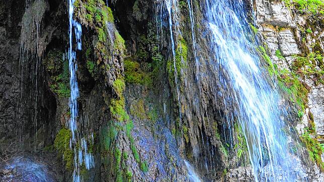 Die Tuffsteinnase des Tannegger Wasserfalls wächst kontinuierlich Richtung Wutach.