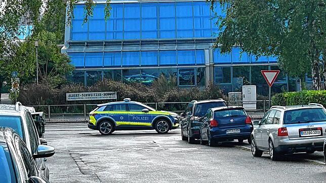 Nach dem Amok-Alarm an einer weiterführenden Schule in Villingen-Schwenningen (Schwarzwald-Baar-Kreis) hat die Polizei Entwarnung gegeben.